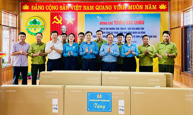 Đồng chí Phó Bí thư Thường trực Tỉnh ủy Trần Hải Châu tặng quà một số trạm bảo vệ rừng của Công ty TNHH MTV lâm công nghiệp Long Đại.