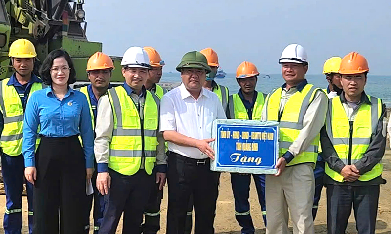 Đồng chí Chủ tịch UBND tỉnh Trần Phong tặng quà, động viên nhà thầu, công nhân thi công dự án Bến cảng tổng hợp quốc tế Hòn La.