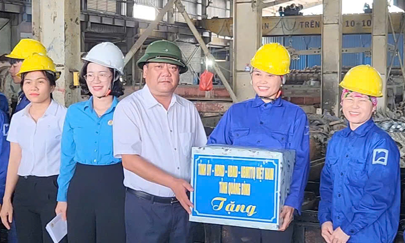 Đồng chí Chủ tịch UBND tỉnh Trần Phong tặng quà, động viên công nhân Công ty TNHH bê tông Phan Vũ.