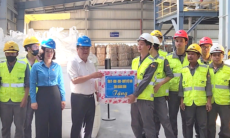 Đồng chí Chủ tịch UBND tỉnh Trần Phong tặng quà công nhân, người lao động Tổ hợp chế biến sâu khoáng sản titan.