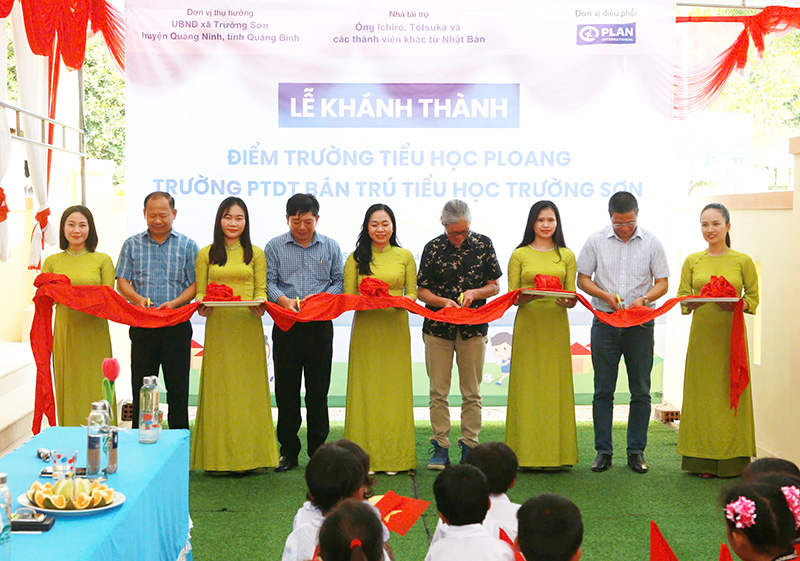 Cắt băng khánh thành điểm trường Ploang. 