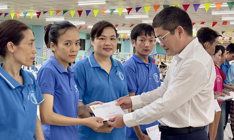 Anh 1: Đồng chí Phan Phong Phú, Phó Chủ tịch UBND tỉnh thăm và tặng quà tại Công ty TNHH May Thăng Long Anh 2: Đồng chí Phan Phong Phú, Phó Chủ tịch UBND tỉnh thăm và tặng quà các công nhân đang thi công trên công trình Đường ven biển