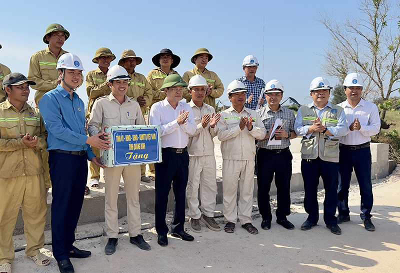 Anh 2: Đồng chí Phan Phong Phú, Phó Chủ tịch UBND tỉnh thăm và tặng quà các công nhân đang thi công trên công trình Đường ven biển