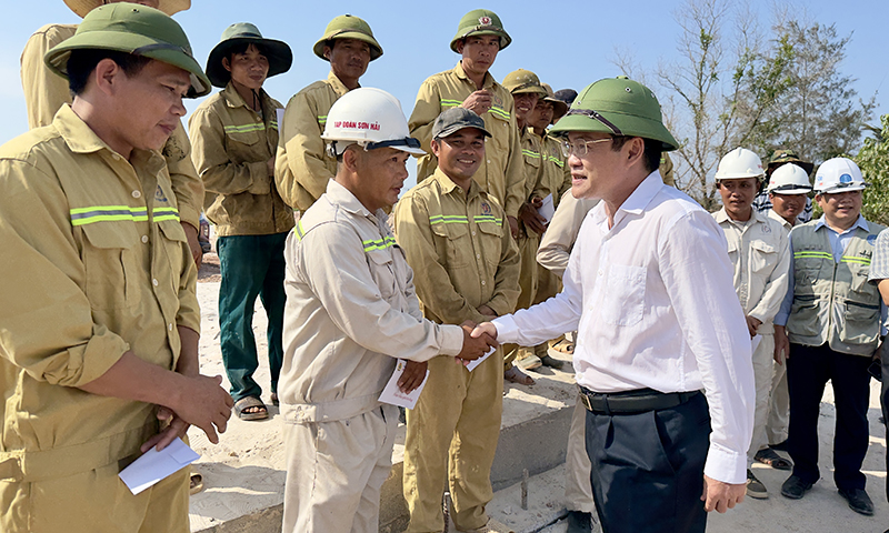 Đồng chí Phó Chủ tịch UBND tỉnh Phan Phong Phú