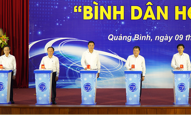 Các đại biểu bấm nút phát động phong trào “Bình dân học vụ số”.