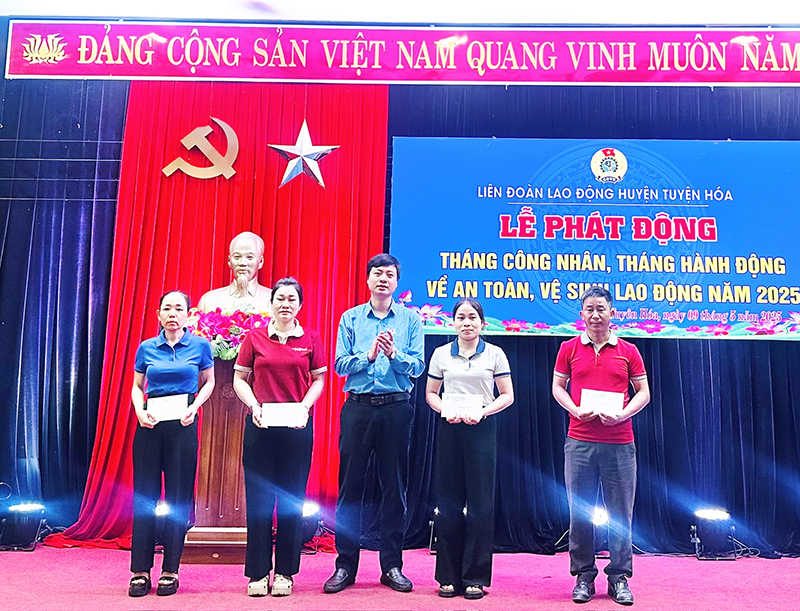 Đại diện lãnh đạo Liên đoàn Lao động tỉnh trao tiền hỗ trợ cho đoàn viên, người lao động bị bệnh hiểm nghèo, ốm đau dài ngày có hoàn cảnh khó khăn.