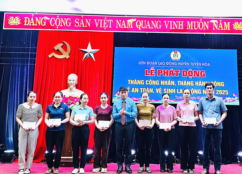 Liên đoàn Lao động huyện Tuyên Hóa tặng quà cho đoàn viên, người lao động có hoàn cảnh khó khăn.