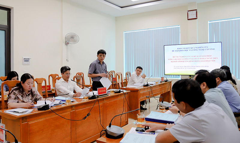 Các thành viên hội đồng đóng góp ý kiến.