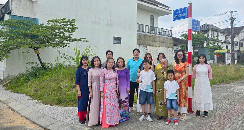 Gia đình nhà báo, liệt sỹ Lương Nghĩa Dũng tại con đường mang tên ông ở TP. Đông Hà (Quảng Trị).