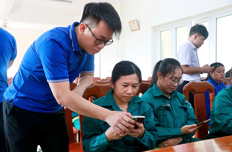 Thanh niên công nhân tiếp cận ứng dụng công nghệ số.