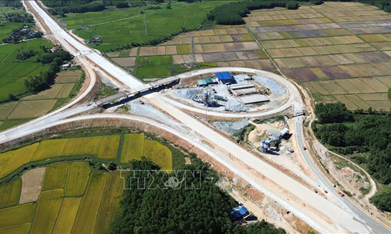 Dự án cao tốc Quảng Ngãi-Hoài Nhơn thuộc Cao tốc Bắc-Nam phía Đông, giai đoạn 2021-2025 được triển khai khẩn trương, đúng tiến độ; dự kiến sẽ thông xe trong năm 2025. Ảnh: Quốc Khánh/TTXVN