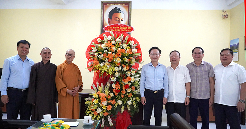 Đồng chí Phó Chủ tịch UBND tỉnh Hoàng Xuân Tân và các thành viên đoàn công tác của tỉnh tặng hoa chúc mừng Ban Trị sự Giáo hội Phật giáo Việt Nam tỉnh.