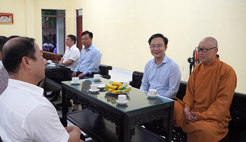Đồng chí Phó Chủ tịch UBND tỉnh Hoàng Xuân Tân phát biểu, chúc mừng tăng ni, phật tử nhân Đại lễ Phật đản VeSak, Phật lịch 2569.