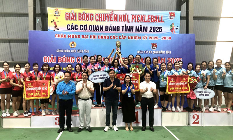 Trao cúp và huy chương cho các đội đoạt giải nhất, nhì, ba môn bóng chuyền hơi nữ.