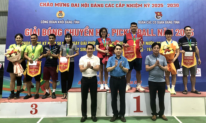 Ban Tổ chức trao giải nội dung đôi nam, nữ môn pickleball. 