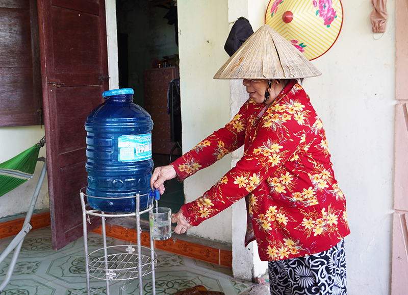 Thiếu nước sạch, bà Từ Thị Duật, thôn Nguyệt Áng phải mua nước bình về để uống và nấu ăn.