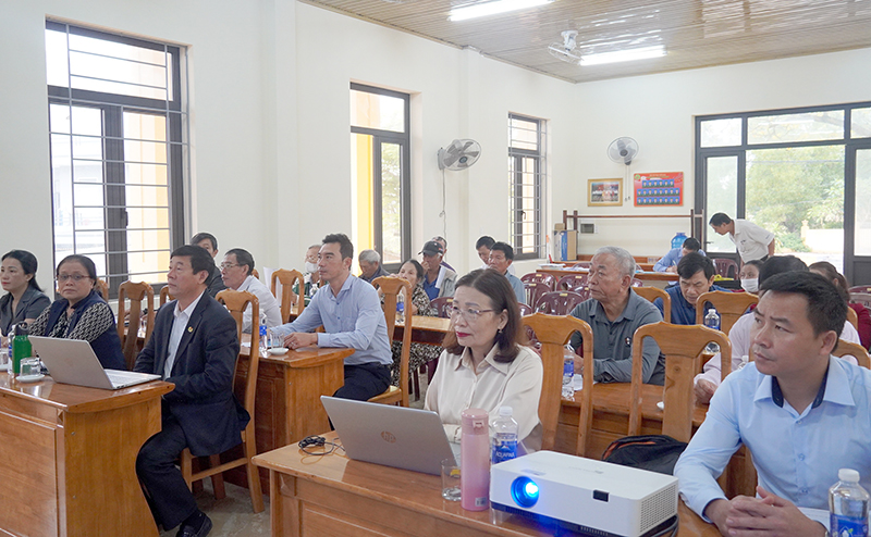 Qua hoạt động tư vấn, phổ biến pháp luật miễn phí, người dân được giải đáp các thắc mắc liên quan đến Luật Đất đai 2024.
