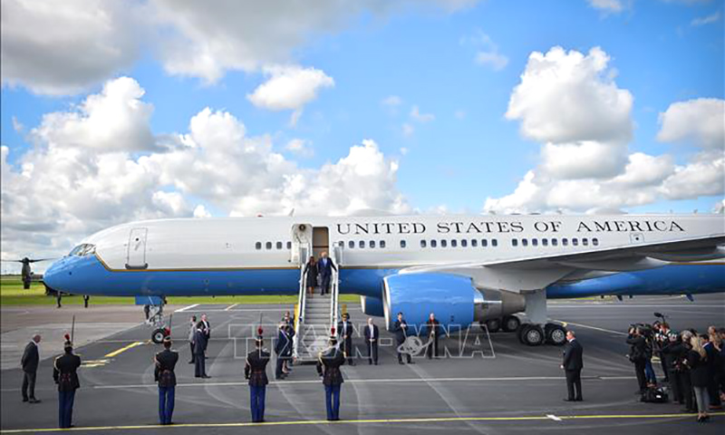 Chiếc Không lực Một chở Tổng thống Mỹ Donald Trump và Đệ nhất Phu nhân Melania Trump sau khi hạ cánh xuống sân bay ở Pháp năm 2019. Ảnh tư liệu: AFP/TTXVN