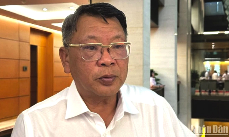 Đại biểu Nguyễn Tạo (Đoàn Lâm Đồng) trao đổi với phóng viên Báo Nhân Dân bên hành lang Quốc hội. (Ảnh: TRUNG HƯNG)