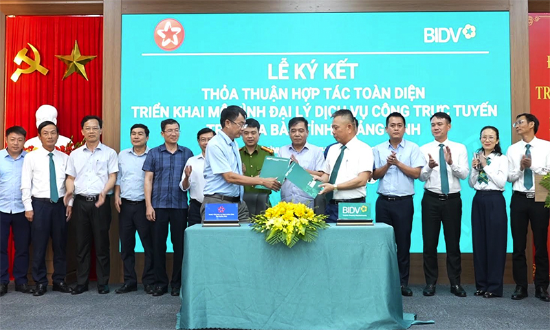 Đại diện lãnh đạo BIDV Chi nhánh Quảng Bình và Trung tâm Phục vụ hành chính công tỉnh ký kết thỏa thuận hợp tác triển khai mô hình đại lý dịch vụ công trực tuyến trên địa bàn tỉnh.