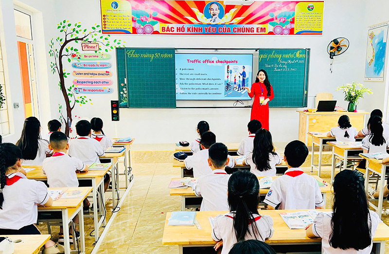 Cô giáo Nguyễn Thị Ý Nhi, giáo viên bộ môn Tiếng Anh của Trường tiểu học Đồng Phú (TP. Đồng Hới) đoạt giải nhất hội thi thực hiện tiết dạy tại lớp học.