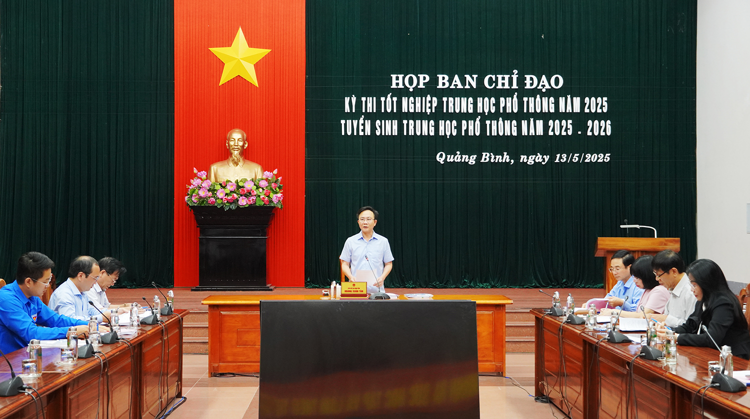 Quang cảnh cuộc họp.