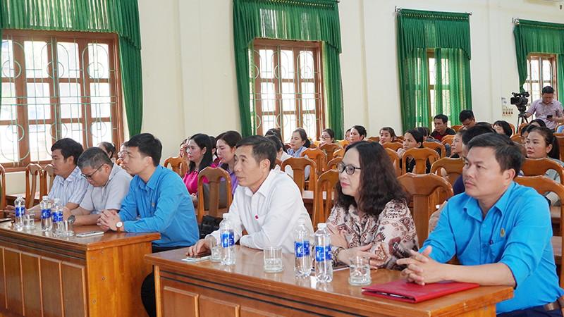 Các đại biểu tham dự tại lễ hưởng ứng.