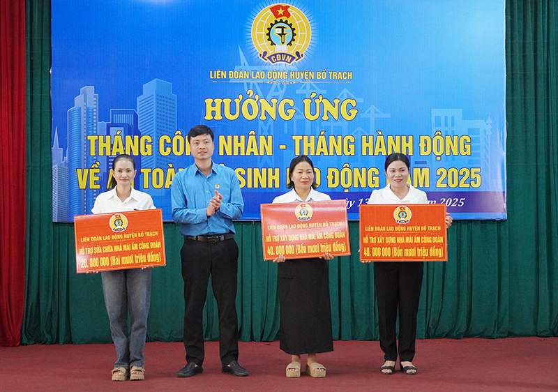 Đại diện lãnh đạo LĐLĐ tỉnh trao biển hỗ trợ kinh phí nhà Mái ấm Công đoàn cho các đoàn viên, NLĐ.