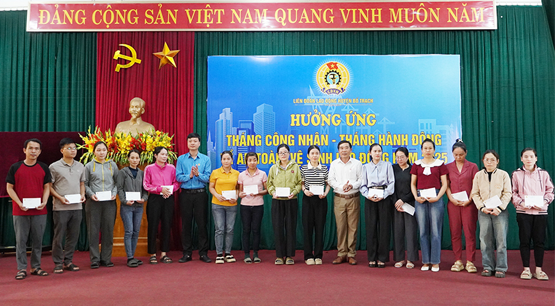 Đại diện lãnh đạo LĐLĐ tỉnh, huyện Bố Trạch trao quà cho các đoàn viên, NLĐ có hoàn cảnh khó khăn.