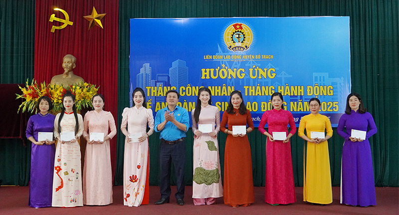 Đại diện lãnh đạo LĐLĐ huyện Bố Trạch trao thưởng cho các tập thể, cá nhân đoạt giải cuộc thi nét đẹp áo dài.