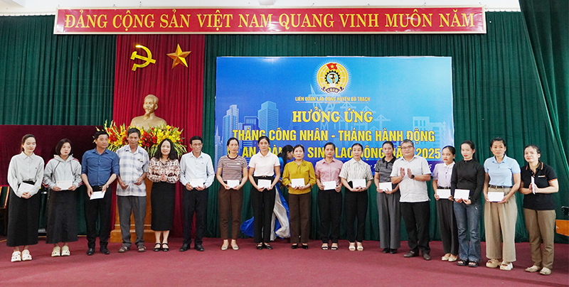 Đại diện lãnh đạo huyện Bố Trạch trao quà các đoàn viên, NLĐ có hoàn cảnh khó khăn.