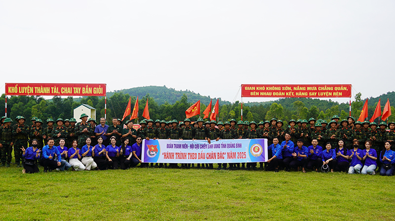 Đoàn tặng quà và chụp hình lưu niệm cùng các chiến sỹ đang huấn luyện.