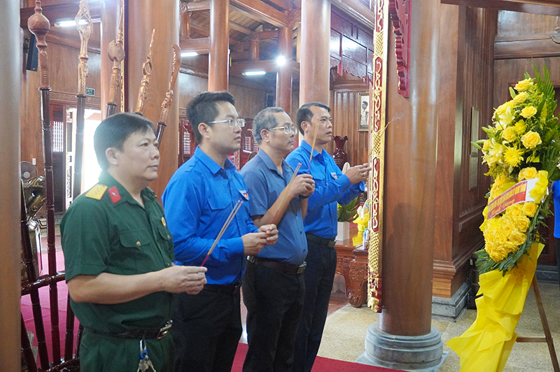 Các đại biểu dâng hương, dâng hoa tại đền thờ Bác Hồ và các anh hùng liệt sỹ.