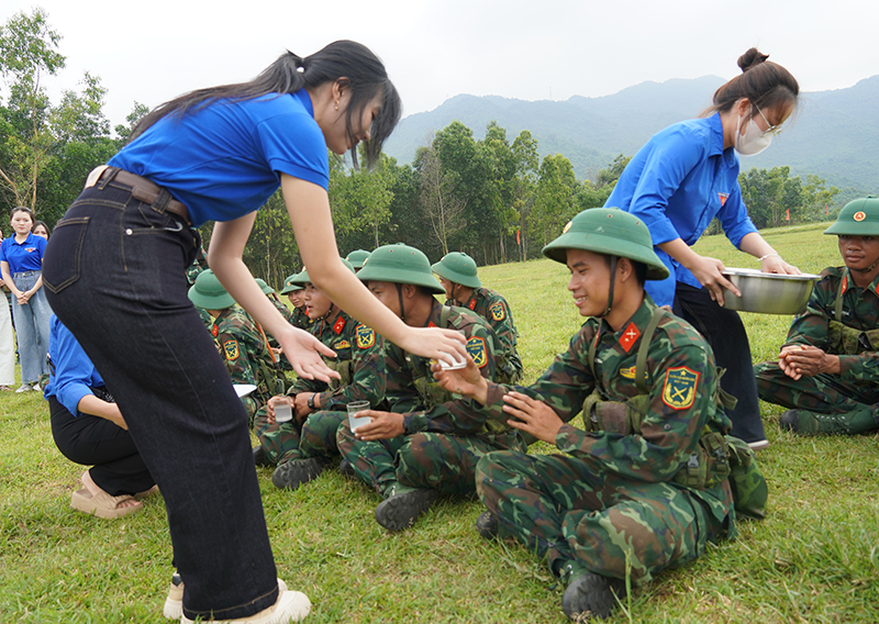 Các đoàn viên, thanh niên tham gia hoạt động “bát nước thao trường” động viên chiến sỹ huấn luyện tại tiểu đoàn 42, Trung đoàn 996.