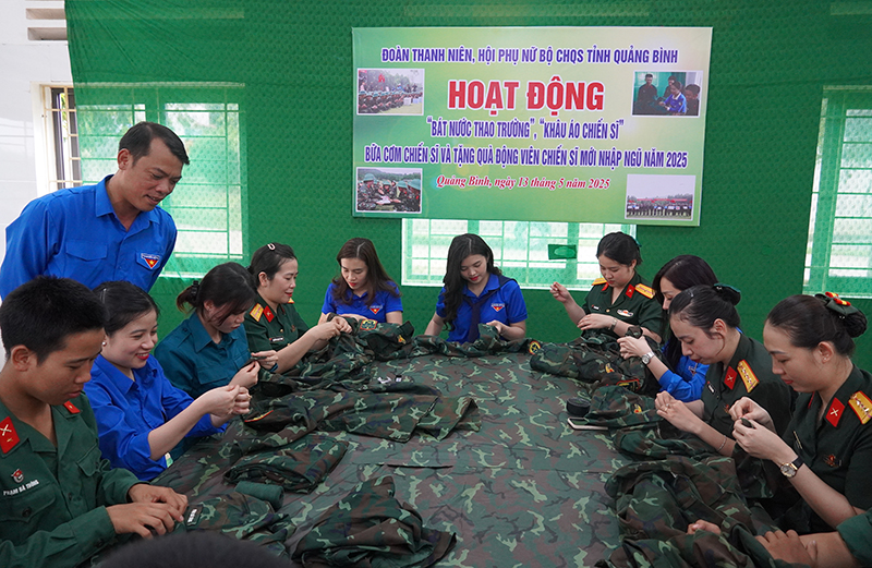 Hoạt động “ Khâu áo chiến sỹ”.