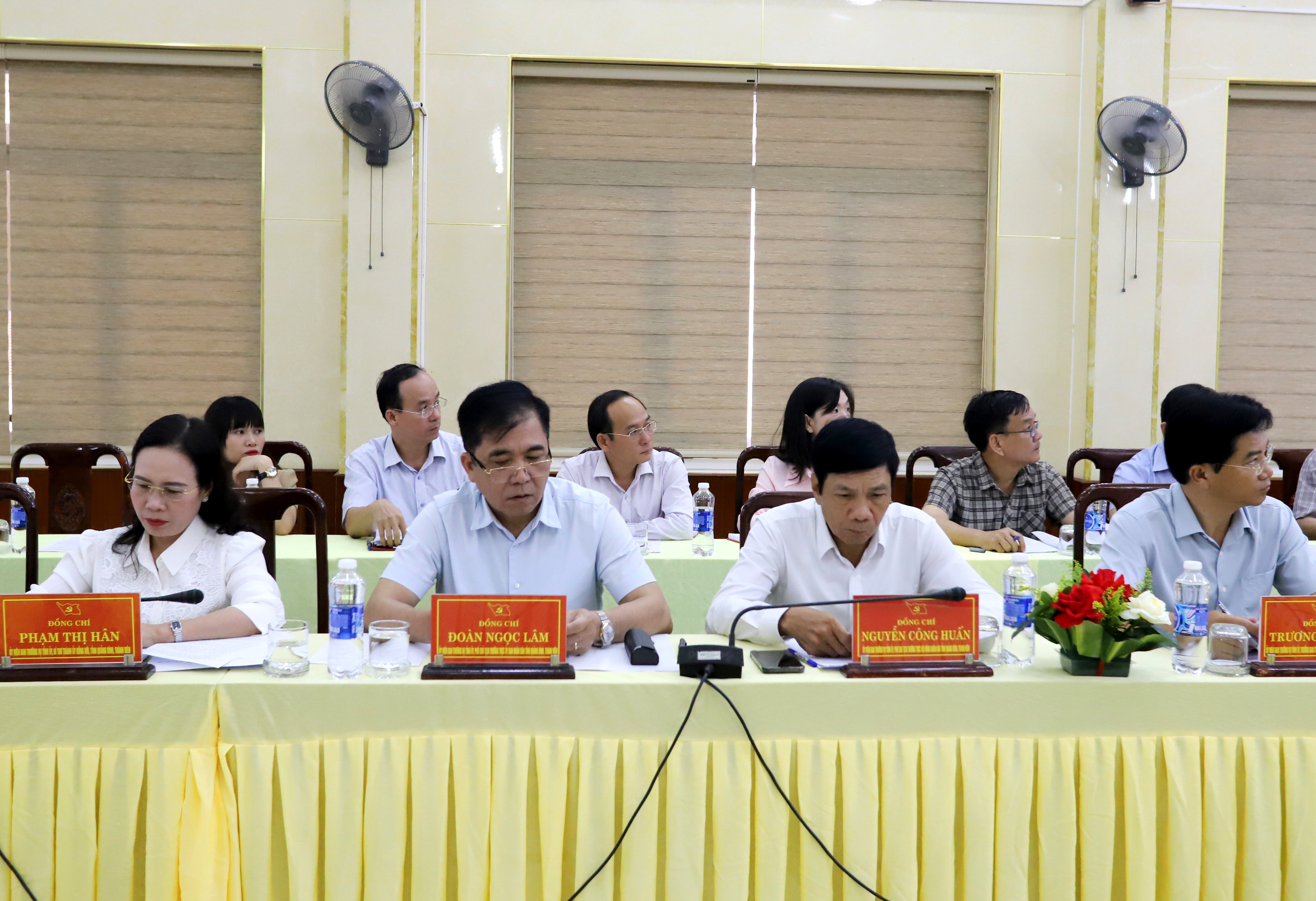 Các đại biểu tham dự phiên họp