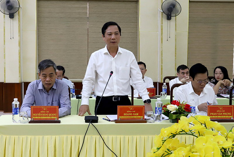 Đồng chí Hoàng Nam, Quyền Chủ tịch UBND tỉnh Quảng Trị phát biểu tại phiên họp.