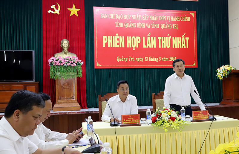 Đồng chí Nguyễn Long Hải, Ủy viên dự khuyết Trung ương Đảng, Bí thư Tỉnh ủy Quảng Trị phát biểu tại phiên họp.