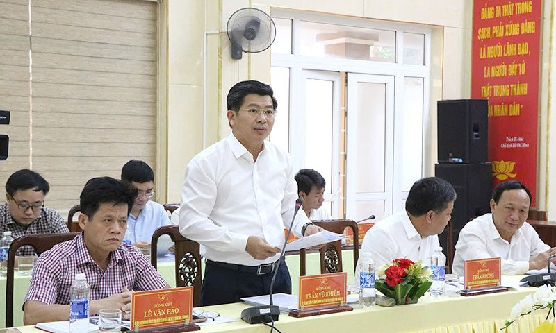 Đồng chí Trần Vũ Khiêm, Ủy viên Ban Thường vụ, Trưởng ban Tổ chức Tỉnh ủy Quảng Bình phát biểu tại phiên họp.
