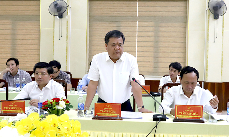 Đồng chí Trần Phong, Phó Bí thư Tỉnh ủy, Chủ tịch UBND tỉnh Quảng Bình phát biểu tại phiên họp.