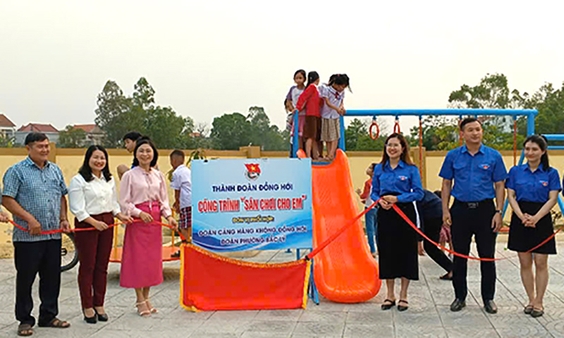 Trao tặng sân chơi, động viên các đội viên nhi đồng “Học tập tốt-Lao động tốt”.