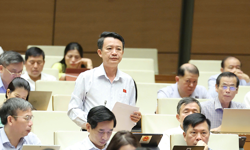 Đồng chí Trần Quang Minh phát biểu thảo luận. 