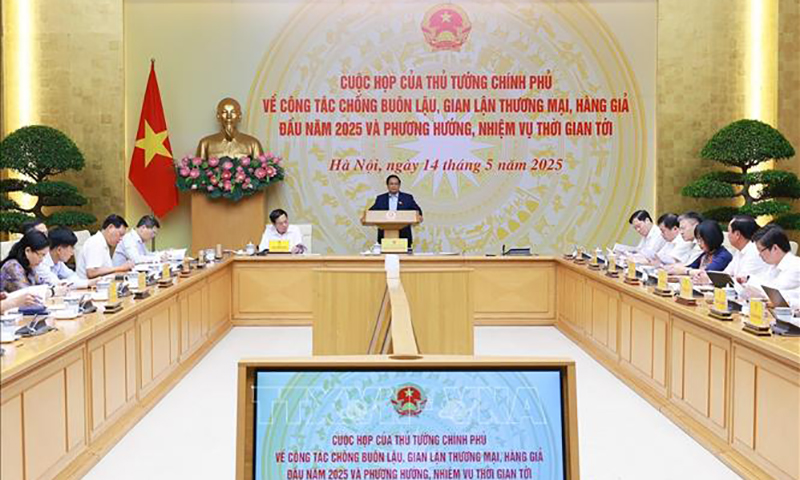 Thủ tướng Phạm Minh Chính chủ trì cuộc họp về công tác chống buôn lậu, gian lận thương mại, hàng giả. Ảnh: Dương Giang/TTXVN