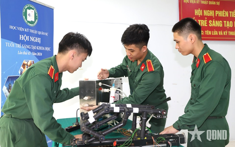  Học viên Học viện Kỹ thuật Quân sự với sản phẩm nghiên cứu khoa học. Ảnh: THANH HOAN