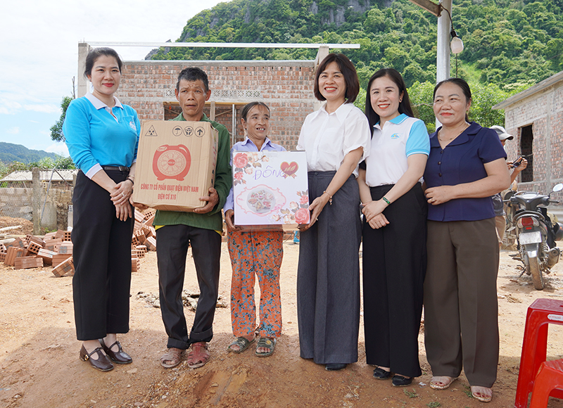 Những vật dụng thiết yếu được trao tận tay cho gia đình hội viên Trần Thị Đông, thôn Kim Bảng, xã Minh hóa.