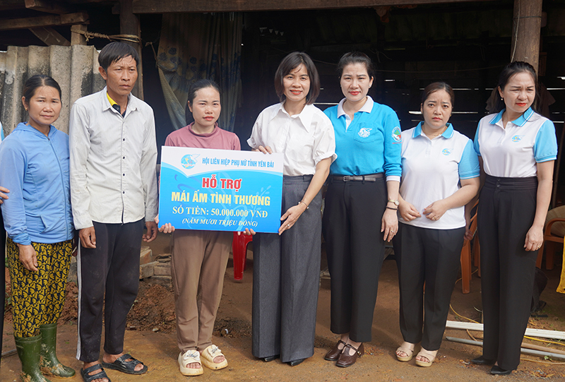 Trao kinh phí hỗ trợ của Hội LHPN tỉnh Yên Bái cho hội viên Đinh Thị Huệ, Thôn Bình Minh, xã Trung Hóa.