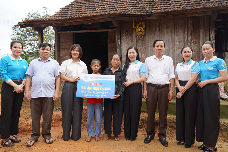 Trao hỗ kinh phí hỗ trợ “Mái ấm tình thương” cho hội viên Đinh Thị Đức, thôn Tân Lợi, xã Hóa Hợp, huyện Minh Hóa.