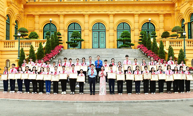 Các em thiếu nhi tiêu biểu được trao Giải thưởng Kim Đồng