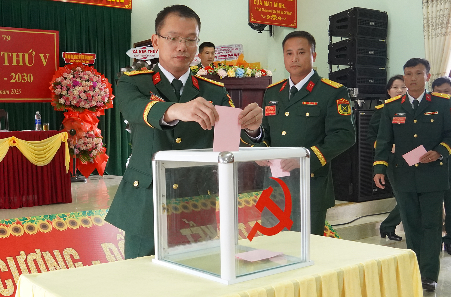 Các đại biểu bỏ phiếu bầu Ban Chấp hành Đảng bộ Đoàn 79 nhiệm kỳ mới.