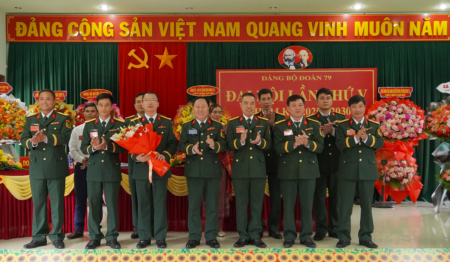 Đại tá Trần Ngọc Hải, Phó Tư lệnh kiêm Tham mưu trưởng Binh đoàn 15 tặng hoa chúc mừng Ban Chấp hành Đảng bộ Đoàn 79 nhiệm kỳ mới và Đoàn đại biểu đi dự Đại hội Đảng bộ Binh đoàn 15 lần thứ IX.